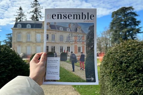 Photo magazine Ensemble devant le château de l'Ermitage
