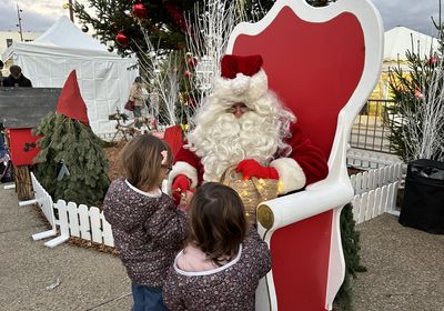 Le Père Noël qui distribue des bonbons aux enfants