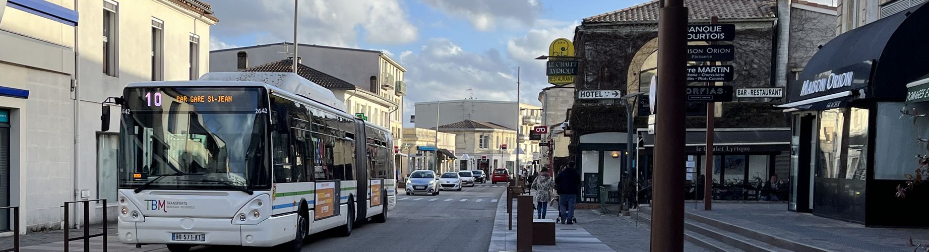Vue du centre-ville de Gradignan avec route et bus.