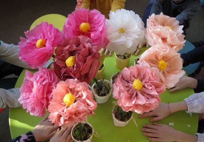 Fleurs en papier de soie réalisées par des enfants de 6 à 10 ans